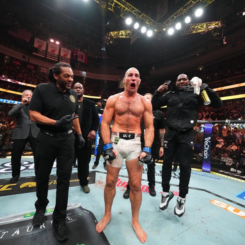 STRICKLAND IS THE NEW UFC MIDDLEWEIGHT CHAMPION